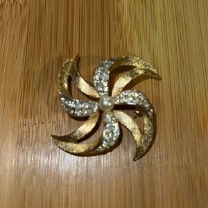 Goldtone and Rhinestone Brooch Vintage